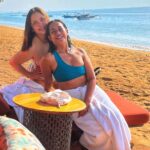 Nia Dinata Instagram - We lift each other up, always. Sahabat rasa keluarga, sepupu rasa adik sendiri, cucu keponakan rasa cucu sendiri, meresapi oksigen Sanur, air laut dan pasirnya sampai masuk mata, dinikmati semua mumpung masih bisa memilih untuk jauh dari bisingnya aneka turis turis Bali yang akhir akhir ini sering lupa diri. Semoga akhir pekan ini menyehatkan kita semua🙏🏼 #whatliftsyou #sanur #oldbali #niamaste