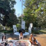 Nia Dinata Instagram - 20.12.1945 - 20.12.2023 honoring our great grandpa🙏🏼 Sebrang makam simbolis yang hanya berisikan pasir ini, juga dimakamkan kakek ku tercinta🙏🏼 ada juga prajurit-prajurit semasa revolusi yang gugur dan perisirahatan terakhirnya di sini😇🙏🏼 bisa databg bersama keponakan tersayang & adik ipar bikin teeharu❤️#family #ancestors #love @ersamayori @vrnaiska
