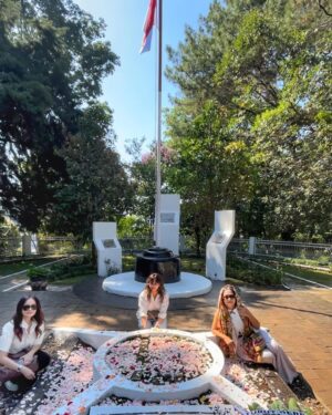 Nia Dinata Instagram - 20.12.1945 - 20.12.2023 honoring our great grandpa🙏🏼 
Sebrang makam simbolis yang hanya berisikan pasir ini, juga dimakamkan kakek ku tercinta🙏🏼 ada juga prajurit-prajurit semasa revolusi yang gugur dan perisirahatan terakhirnya di sini😇🙏🏼 bisa databg bersama keponakan tersayang & adik ipar bikin teeharu❤️#family #ancestors #love @ersamayori @vrnaiska