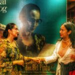 Nia Dinata Instagram - Maudy sayang, terimakasih sudah memerankan sosok nenek buyutku RA Soekirah dengan setia, tegar, disiplin, dan berwibawa. Awalnya, pasti sulit menjadi karakter yang hampir tidak pernah emosional, dan ini berkait dengan konsep penyutradaraanku, pengalaman pribadi ku, mungkin pengalaman pribadi Maudy juga, sebagai Ibu dan Istri, mungkin dalam kesulitan, kita belajar mengelola amarah, rasa sedih, kecewa, sehingga kadang, seperti ibu Soekirah, kita memilih untuk tidak menampilkannya dihadapan anak-anak, keluarga dan temanpun. Itulah pilihan sadar yang dijalani, Walaupun kesulitan di jaman ini, tak sebanding beban beratnya dengan apa yang dialami mereka mereka di masa penjajahan sampai masa revolusi itu. Terimakasih untuk semua tim belakang panggung yang mencurahkan kreativitas dan komitmennya sepenuh hati❤️❤️❤️walaupun penuh keterbatasan arsip, sampai harus mengulik arsip foto keluarga, beberapa ruang-ruang waktu dan peristiwa yang dihadirkan terasa pas, tidak berlebihan,didukung artistik, pencahayaan, medium musik, audio dan visualnya. Juga para pemeran pendukung yang berexplorasi penuh suka cita. Pertunjukan Suamiku Oto dan Bel Pintu ini merupakan debut penulisan & penyutradaran pertama ku untuk teater monolog. Di usia yang hampir 54 tahun ini, melakukan sesuatu untuk pertama kali, memberikan energi jiwa raga baru yang bersemi🙏🏼 Niat itu melekat kuat dari obrolan di rumah Ciputat bareng @happysalma lanjut obrolan di Ubud, sampai jadi pentas perdana yang semoga berkelanjutan demi pelajaran kebaikan, keikhlasan dan ketabahan di siklus hidup ini. SUAMIKU OTO DAN BEL PINTU Produser : Happy Salma, Yulia Evina Bhara dan Pradetya Novitri @yuliaevinabhara @panggil_tia Penulis Naskah : @ahdaimran & Nia Dinata. Sutradara : Nia Dinata.