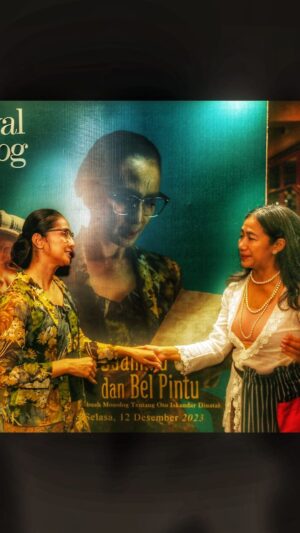 Nia Dinata Instagram - Maudy sayang, terimakasih sudah memerankan sosok nenek buyutku RA Soekirah dengan setia, tegar, disiplin, dan berwibawa. 
Awalnya, pasti sulit menjadi karakter yang hampir tidak pernah emosional, dan ini berkait dengan konsep penyutradaraanku, pengalaman  pribadi ku, mungkin pengalaman pribadi Maudy juga, sebagai Ibu dan Istri, mungkin dalam kesulitan, kita belajar mengelola amarah, rasa sedih, kecewa, sehingga kadang, seperti ibu Soekirah, kita memilih untuk tidak menampilkannya dihadapan anak-anak, keluarga dan temanpun. Itulah pilihan sadar yang dijalani, Walaupun kesulitan di jaman ini, tak sebanding beban beratnya dengan apa yang dialami mereka mereka di masa penjajahan sampai masa revolusi itu. Terimakasih untuk semua tim belakang panggung yang mencurahkan kreativitas dan komitmennya sepenuh hati❤️❤️❤️walaupun penuh keterbatasan arsip, sampai harus mengulik arsip foto keluarga, beberapa ruang-ruang waktu dan peristiwa yang dihadirkan terasa  pas, tidak berlebihan,didukung artistik, pencahayaan, medium musik, audio dan visualnya. Juga para pemeran pendukung yang berexplorasi penuh suka cita. Pertunjukan Suamiku Oto dan Bel Pintu ini merupakan debut penulisan & penyutradaran pertama ku untuk teater monolog. Di usia yang hampir 54 tahun ini, melakukan sesuatu untuk pertama kali, memberikan energi jiwa raga baru yang bersemi🙏🏼 Niat itu melekat kuat dari obrolan di rumah Ciputat bareng @happysalma lanjut obrolan di Ubud, sampai jadi pentas perdana yang semoga berkelanjutan demi pelajaran kebaikan, keikhlasan dan ketabahan di siklus hidup ini. SUAMIKU OTO DAN BEL PINTU Produser : Happy Salma, Yulia Evina Bhara dan Pradetya Novitri @yuliaevinabhara @panggil_tia
Penulis Naskah : @ahdaimran & Nia Dinata. Sutradara : Nia Dinata.