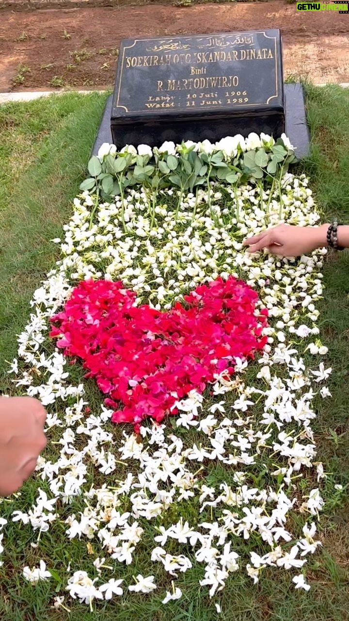 Nia Dinata Instagram - This is a reminder to honor your ancestors❤️😇🙏🏼 Mengunjungi makam RA Soekirah, nenek buyut kami, sumber kekuatan dan inspirasi. CINTA kami❤️ #foreverlove #niamaste terimakasih geng saudara saudara ku the Otista yang pagi-pagi sudah menemani ku..❤️❤️❤️