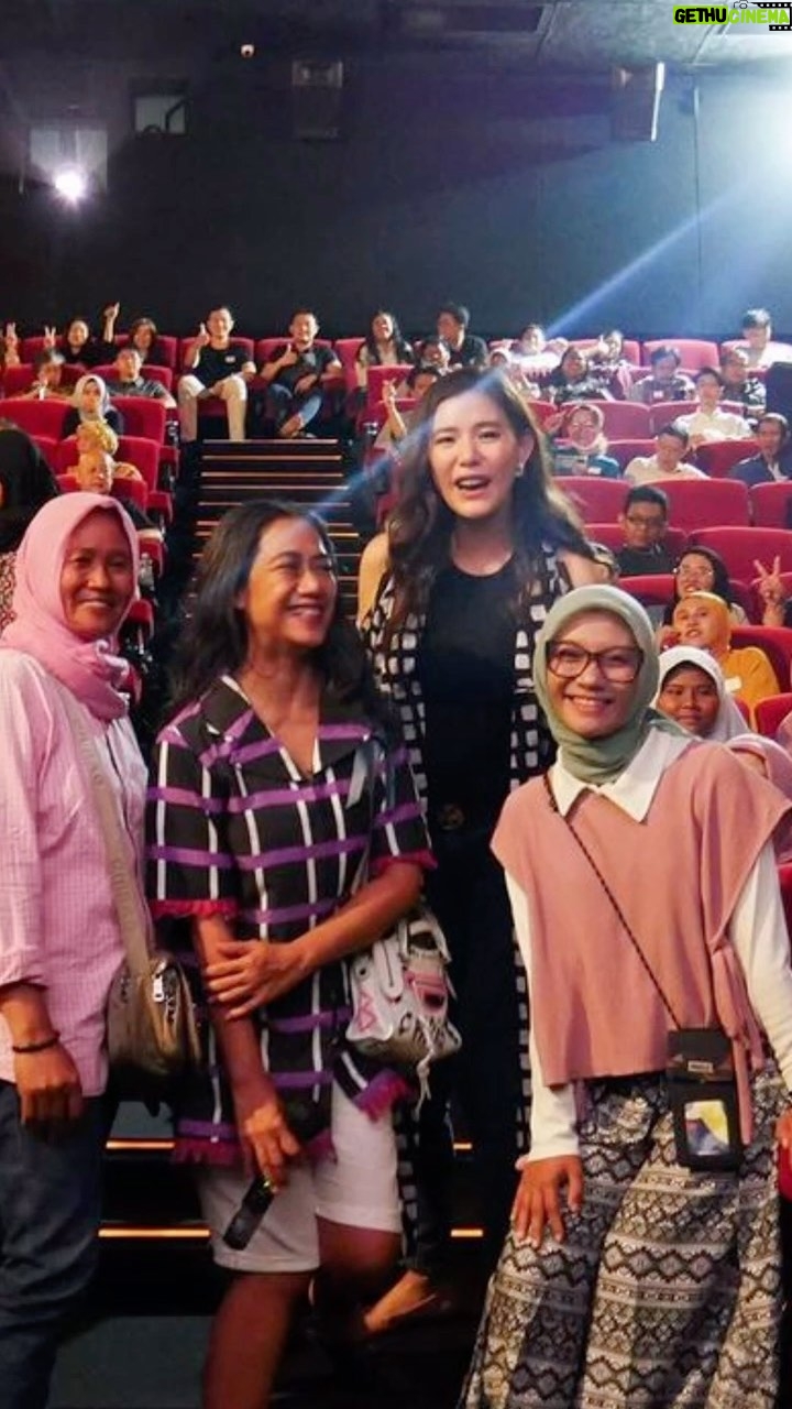 Nia Dinata Instagram - Merajut Toleransi di Surabaya🫶🏽 Terimakasih sahabat @olgaly_dia & teman komunitas baru kami @youngbuddhistassociation untuk pemutaran film Unearthing Muarajambi Temples @muarajambi_bertutur yang meriah, sangat bhineka bikin bahagia🙏🏼 #spreadpeace #muarajambi #merajuttoleransi