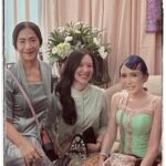 Nia Dinata Instagram - Charming Sunday, witnessing a beautiful Javanese Langkahan ceremony. Mugi mugi diparingi berkah🙏🏼 Sampai jakarta langsung bikin gelung dari rambut sendiri & teenyata tetap rapih sampai selesai acara! Paling suka gelung dibahu begini, simple ngga repot✅ #gelungan #hairideas #kebaya #langkahan