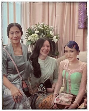 Nia Dinata Instagram - Charming Sunday, witnessing a beautiful Javanese Langkahan ceremony. Mugi mugi diparingi berkah🙏🏼

Sampai jakarta langsung bikin gelung dari rambut sendiri & teenyata tetap rapih sampai selesai acara! Paling suka gelung dibahu begini, simple ngga repot✅ #gelungan #hairideas #kebaya #langkahan