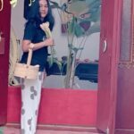 Nia Dinata Instagram - Weekend harvesting flowers and ferns for our food source💚 and sweet mulberries for our antioxidant! Yes we are kecombrang flower generation🌸I wouldn’t trade these routines for anything else🙏🏼 Indonesia is rich in veggie source: pakis, bunga, segala udah dimakan dari jaman baheula! Jangan lupa ganti ganti sayuran kita💚 kalau lagi bosan dan bingung, bisa DM @budidaya.jkt tanya aja lagi panen apa, banyak usaha menjadi sehat. Selamat berakhir pekan🙏🏼 #growyourownfood #buylocal #spreadjoy