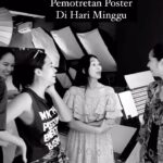 Nia Dinata Instagram - Terimakasih untuk semua yang sudah bekerja untuk pemotretan poster dihari Minggu🙏🏼 Batik peninggalan nenek pun keluar dari lemari, juga kebaya kutubaru yang benangnya sudah renggang semua ini, beserta kursi tua yang hampir jebol. Untung @maudykoesnaedi nggak sampai jatuh, akhirnya diganjal. Baru awal kerja, sudah banyak cerita, nanti kita bagi bagi lagi cerita detailnya ya @happysalma #dts #batiktulis #kebayakutubaru #familyheirloom #jattendrai