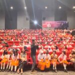 Nia Dinata Instagram - Selamat Hari Sumpah Pemuda! Kalau 95 tahun yang lalu leluhur kita kumpul untuk bersatu, memikirkan cara menjadi maju dan menjadi manusia manusia merdeka, sekarang kami di @kalyanashirafilms fokus ke anak anak muda mulai dari SMP ini untuk bisa fokus menonton film dokumenter panjang (90-120 menit) dari awal sampai akhir tanpa gangguan dalam bioskop. Berkah yang sangat dalam rasanya ketemu mereka di kota Jambi, dan 50ri mereka belum pernsh nonton bioskop. Tapi mereka nonton tiktok. Berkat MC Jambi @sadarasandi yang penuh semangat, penonton muda kami menurut, elok nian dan diskusi film berjalan seru. Usaha kami ini bagaikan sebiji pasir kecil di luasnya pantai dan laut nusantara, semoga bermanfaat bagi sesama🙏🏼 @muarajambi_bertutur pemutaran untuk anak sekolah SMP SMA didukung program #moderasiberagama simbok emban @enyyaqut semangat di manapun darat laut dan udara☕️💃🏻 #sumpahpemuda #muarajambibertutur #genz