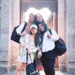 Nia Dinata Instagram – First Time in Bali for Aina & Kas, the awesome rickshaw driver of Muarajambi Temples💚 Akhirnya bisa juga mengajak mereka hadir pada pemutaran film Unearthing Muarajambi Temples. Pertama kali mereka naik pesawat berdua, si buta & si lolo (clueless) kami ni..kata mereka. Walaupun awalnya susah dapat ijin travel dari para suami, tapi gigih kita semua membujuk sampai para suami dengan ikhlas & bangga melepas mereka. Lancar dan alami lho, mereka jawab pertanyaan publik di @ubudwritersfest plus, bonus penonton bisa beli gelang Muarajambi buatan penduduk desa🫶🏽. Aku & @melissa_karim bahagia bangetttt bisa jadi guide bestie duo Aina & Kas di Ubud. Kita saling belajar berbagi pengalaman hidup sebagai perempuan, pekerja, ibu, istri, dan juga pendorong kemajuan sesama, pengusung budaya damai dan toleransi. Semoga kami bisa membawa mereka ke daerah daerah lain di negri ini, karena banyak sekali inspirasi, rasa bahagia, filisofi hidup sederhana, bermanfaat bagi sesama yang mereka jalani dan membuka mata batin kita untuk bersyukur dan menghargai setiap detik keberadaan diri di bumi pertiwi🌸 #empoweredwomenempoweringwomen #muarajambi #ubudbali oh yaaa tempat screening, Paradiso Ubud ini juga akomodatif sekali! Kami boleh lanjut QnA sampai semua penonton yang belum sempat bertanya, dapat kesempatan. Suksma🙏🏼 @paradisoubud 🙏🏼