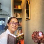 Nia Dinata Instagram – Negara Kertagama, terjemahan dari lontar karya Mpu Prapanca abad 13. Koleksi buku anak bontot ternyata banyak yang belum sempat ku baca. Sampai pupuh XIII tentang kekuasaan, deg degan bacanya. Jarang terjadi kesadaran akan ikhlas, kesadaran akan waktu🙏🏼 #bacaanbermakna #nowreading #homelibrary