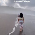 Nia Dinata Instagram – This is my version of Slow Living:
Bangun saat matahari mulai terbit, secara natural melangkah untuk beberes bebersih itu nikmat. Halo halo ke tanaman,lalu terima ajakan impromptu ke pantai Parangtritis dari @nino.alcheringa 🥰dan ternyata nggak jauh, hanya 40 menit dari rumah plus pemandangan indah diperjalanan.
Disambut laut dan udara segar, Misty at the sea..judulnya. Ada teluk di sudut yang penuh karang, seperti kolam kecil yang lumayan tersembunyi, langsung berendam di air asin yang bikin rileks total, meleleh otot otot yang pegel. Nggak bawa handuk nggak masalah, kering sendiri. Dalam satu hari di Jogja, bisa ke bukit, pantai, tengah kota, dengan santai. Kecintaan akan batik dan sejarahnya juga terpenuhi, belajar banyak siang harinya tentang kisah Sudagaran. Penuh keakraban diceritakan di Sonobudoyo. Untuk urusan makanan juga santai, lewat restoran restoran kesayangan, pas dapat meja juga impromptu🌸 Sampai rumah masih bisa ngumpulin daun kering di kebun sampai matahari tenggelam total, meninggalkan gradasi dan bias ‘twilight’. #slowliving #mistymorning #rejoice #niamaste