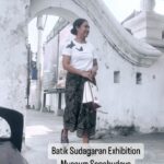 Nia Dinata Instagram – October is Batik Month! Masih berlanjut pameran batik Sudagaran di museum @sonobudoyo Yogyakarta, dengan koleksi batik para saydagar batik tempo doeloe yang digelar oleh ibu ibu Sekar Jagad @ppbi_sekarjagad sungguh indah kain kain yang penuh narasi alam, folklore dan ada juga karya Afif Syakur serta almarhum Ardiyanto. Luar biasa! Sayang kalau terlewat, masih ada sampai hari minggu tanggal 8 Oktober di titik nol kota Jogja letak gedungnya yang indah💚 #jogjatetapistimewa #batikindonesia #batiksudagaran