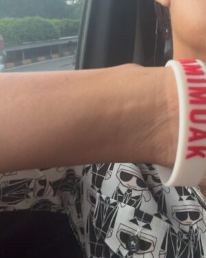 Nia Dinata Instagram - Kami Muak! Muak dengan tingkah polah manusia serakah, gila kuasa, dan semua tingkah polah manusia yang menghalalkan segala cara. Absolute power corrupts absolutely. Thank you for keeping this bracelet for me my dear mbak @sitasupomo 💪🏼 proud to wear it in mad Jakarta traffic #kamimuak #pemilu2024 #braceletoftheday