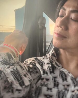 Nia Dinata Instagram - Kami Muak! Muak dengan tingkah polah manusia serakah, gila kuasa, dan semua tingkah polah manusia yang menghalalkan segala cara. Absolute power corrupts absolutely. Thank you for keeping this bracelet for me my dear mbak @sitasupomo 💪🏼 proud to wear it in mad Jakarta traffic #kamimuak #pemilu2024 #braceletoftheday