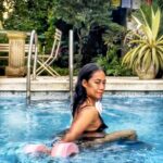 Nia Dinata Instagram - Accepting my menopause stage in life. Yes, I’ve been experiencing a setback like most women, but I’m beginning to learn to turn it into a comeback. Untuk muscle pain & langganan backpain selama tahun lalu, banyak yang bilang, salah satu solusinya adalah angkat beban….padahal aku males weight training, sekarang mulai mencoba belajar menikmatinya. Paling nikmat sih latihan beban di air dengan aquatic dumbell seperti ini. Swipe untuk lihat gerakannya, lumayan berat karena harus jaga keseimbangan di air. Sambil pelan-pelan cari dumbell darat yang sesuai bisa dipakai di rumah aja. Saat ini masih alergi ke gym😀 dan..yang bikin hati senang adalah..sudah mulai jalan pagi lagi yang jauh..lumayan 45 menit jalannya ke hutan belakang sambil petik sayur di kebun @budidaya.jkt . Kayaknya terakhir jalan begini September 2023 pas papap ulang tahun, beneran setelah itu males jalan jauh, gampang pegel, nggak se seterooong dulu! Tapi mari rebut kembali kekuatan itu, perut nggak mesti rata bergaris seperti dulu, yang penting kuat, sehat, untuk diri sendiri dan orang orang tercinta #menopauserelief #niamaste