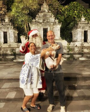 Nia Dinata Instagram - Christmast at the Temple..with Javanese Santa❤️💚 and Quarantini is a bit affraid of mbah Santa🙏🏼🌲sending love from Jogja to all over😇🙏🏼 #christmas2023 #loveandlight #mbahsanta #niamaste