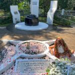 Nia Dinata Instagram - 20.12.1945 - 20.12.2023 honoring our great grandpa🙏🏼 Sebrang makam simbolis yang hanya berisikan pasir ini, juga dimakamkan kakek ku tercinta🙏🏼 ada juga prajurit-prajurit semasa revolusi yang gugur dan perisirahatan terakhirnya di sini😇🙏🏼 bisa databg bersama keponakan tersayang & adik ipar bikin teeharu❤️#family #ancestors #love @ersamayori @vrnaiska
