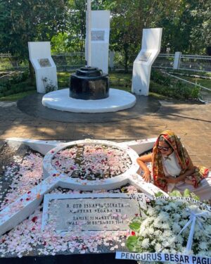 Nia Dinata Instagram - 20.12.1945 - 20.12.2023 honoring our great grandpa🙏🏼 
Sebrang makam simbolis yang hanya berisikan pasir ini, juga dimakamkan kakek ku tercinta🙏🏼 ada juga prajurit-prajurit semasa revolusi yang gugur dan perisirahatan terakhirnya di sini😇🙏🏼 bisa databg bersama keponakan tersayang & adik ipar bikin teeharu❤️#family #ancestors #love @ersamayori @vrnaiska