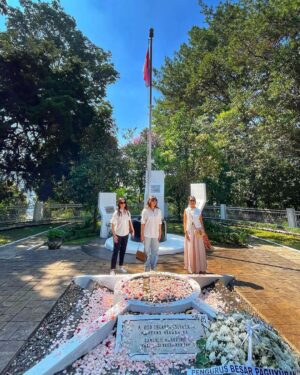 Nia Dinata Instagram - 20.12.1945 - 20.12.2023 honoring our great grandpa🙏🏼 
Sebrang makam simbolis yang hanya berisikan pasir ini, juga dimakamkan kakek ku tercinta🙏🏼 ada juga prajurit-prajurit semasa revolusi yang gugur dan perisirahatan terakhirnya di sini😇🙏🏼 bisa databg bersama keponakan tersayang & adik ipar bikin teeharu❤️#family #ancestors #love @ersamayori @vrnaiska