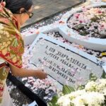 Nia Dinata Instagram - 20.12.1945 - 20.12.2023 honoring our great grandpa🙏🏼 Sebrang makam simbolis yang hanya berisikan pasir ini, juga dimakamkan kakek ku tercinta🙏🏼 ada juga prajurit-prajurit semasa revolusi yang gugur dan perisirahatan terakhirnya di sini😇🙏🏼 bisa databg bersama keponakan tersayang & adik ipar bikin teeharu❤️#family #ancestors #love @ersamayori @vrnaiska