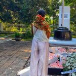 Nia Dinata Instagram - 20.12.1945 - 20.12.2023 honoring our great grandpa🙏🏼 Sebrang makam simbolis yang hanya berisikan pasir ini, juga dimakamkan kakek ku tercinta🙏🏼 ada juga prajurit-prajurit semasa revolusi yang gugur dan perisirahatan terakhirnya di sini😇🙏🏼 bisa databg bersama keponakan tersayang & adik ipar bikin teeharu❤️#family #ancestors #love @ersamayori @vrnaiska
