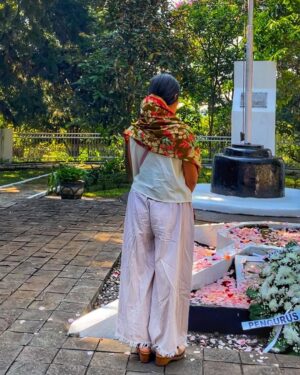 Nia Dinata Instagram - 20.12.1945 - 20.12.2023 honoring our great grandpa🙏🏼 
Sebrang makam simbolis yang hanya berisikan pasir ini, juga dimakamkan kakek ku tercinta🙏🏼 ada juga prajurit-prajurit semasa revolusi yang gugur dan perisirahatan terakhirnya di sini😇🙏🏼 bisa databg bersama keponakan tersayang & adik ipar bikin teeharu❤️#family #ancestors #love @ersamayori @vrnaiska