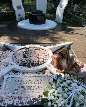 Nia Dinata Instagram - 20.12.1945 - 20.12.2023 honoring our great grandpa🙏🏼 
Sebrang makam simbolis yang hanya berisikan pasir ini, juga dimakamkan kakek ku tercinta🙏🏼 ada juga prajurit-prajurit semasa revolusi yang gugur dan perisirahatan terakhirnya di sini😇🙏🏼 bisa databg bersama keponakan tersayang & adik ipar bikin teeharu❤️#family #ancestors #love @ersamayori @vrnaiska