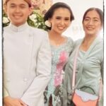 Nia Dinata Instagram - Charming Sunday, witnessing a beautiful Javanese Langkahan ceremony. Mugi mugi diparingi berkah🙏🏼 Sampai jakarta langsung bikin gelung dari rambut sendiri & teenyata tetap rapih sampai selesai acara! Paling suka gelung dibahu begini, simple ngga repot✅ #gelungan #hairideas #kebaya #langkahan