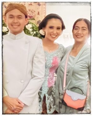 Nia Dinata Instagram - Charming Sunday, witnessing a beautiful Javanese Langkahan ceremony. Mugi mugi diparingi berkah🙏🏼

Sampai jakarta langsung bikin gelung dari rambut sendiri & teenyata tetap rapih sampai selesai acara! Paling suka gelung dibahu begini, simple ngga repot✅ #gelungan #hairideas #kebaya #langkahan