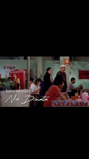 Nia Dinata Instagram - Siapa yang masih ingat moment pertama menonton film Berbagi Suami? Dulu mungkin nontonnya di bioskop ya😊Film Indonesia pertama yang membicarakan topik poligami secara jujur dan gamblang ini sudah bisa ditonton lagi di rumah kalian🫶🏽Saksikan kembali kisah Salma, Siti dan Ming di @bioskoponlineid 👰‍♀️💍🏡 #berbagisuami #filmindonesia #womenmakemovies