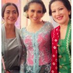 Nia Dinata Instagram - Charming Sunday, witnessing a beautiful Javanese Langkahan ceremony. Mugi mugi diparingi berkah🙏🏼 Sampai jakarta langsung bikin gelung dari rambut sendiri & teenyata tetap rapih sampai selesai acara! Paling suka gelung dibahu begini, simple ngga repot✅ #gelungan #hairideas #kebaya #langkahan