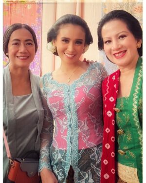 Nia Dinata Instagram - Charming Sunday, witnessing a beautiful Javanese Langkahan ceremony. Mugi mugi diparingi berkah🙏🏼

Sampai jakarta langsung bikin gelung dari rambut sendiri & teenyata tetap rapih sampai selesai acara! Paling suka gelung dibahu begini, simple ngga repot✅ #gelungan #hairideas #kebaya #langkahan