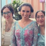 Nia Dinata Instagram - Charming Sunday, witnessing a beautiful Javanese Langkahan ceremony. Mugi mugi diparingi berkah🙏🏼 Sampai jakarta langsung bikin gelung dari rambut sendiri & teenyata tetap rapih sampai selesai acara! Paling suka gelung dibahu begini, simple ngga repot✅ #gelungan #hairideas #kebaya #langkahan