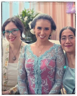 Nia Dinata Instagram - Charming Sunday, witnessing a beautiful Javanese Langkahan ceremony. Mugi mugi diparingi berkah🙏🏼

Sampai jakarta langsung bikin gelung dari rambut sendiri & teenyata tetap rapih sampai selesai acara! Paling suka gelung dibahu begini, simple ngga repot✅ #gelungan #hairideas #kebaya #langkahan