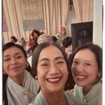 Nia Dinata Instagram - Charming Sunday, witnessing a beautiful Javanese Langkahan ceremony. Mugi mugi diparingi berkah🙏🏼 Sampai jakarta langsung bikin gelung dari rambut sendiri & teenyata tetap rapih sampai selesai acara! Paling suka gelung dibahu begini, simple ngga repot✅ #gelungan #hairideas #kebaya #langkahan