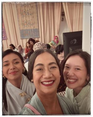 Nia Dinata Instagram - Charming Sunday, witnessing a beautiful Javanese Langkahan ceremony. Mugi mugi diparingi berkah🙏🏼

Sampai jakarta langsung bikin gelung dari rambut sendiri & teenyata tetap rapih sampai selesai acara! Paling suka gelung dibahu begini, simple ngga repot✅ #gelungan #hairideas #kebaya #langkahan