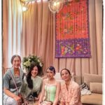 Nia Dinata Instagram - Charming Sunday, witnessing a beautiful Javanese Langkahan ceremony. Mugi mugi diparingi berkah🙏🏼 Sampai jakarta langsung bikin gelung dari rambut sendiri & teenyata tetap rapih sampai selesai acara! Paling suka gelung dibahu begini, simple ngga repot✅ #gelungan #hairideas #kebaya #langkahan