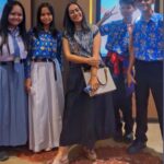 Nia Dinata Instagram - Selamat Hari Sumpah Pemuda! Kalau 95 tahun yang lalu leluhur kita kumpul untuk bersatu, memikirkan cara menjadi maju dan menjadi manusia manusia merdeka, sekarang kami di @kalyanashirafilms fokus ke anak anak muda mulai dari SMP ini untuk bisa fokus menonton film dokumenter panjang (90-120 menit) dari awal sampai akhir tanpa gangguan dalam bioskop. Berkah yang sangat dalam rasanya ketemu mereka di kota Jambi, dan 50ri mereka belum pernsh nonton bioskop. Tapi mereka nonton tiktok. Berkat MC Jambi @sadarasandi yang penuh semangat, penonton muda kami menurut, elok nian dan diskusi film berjalan seru. Usaha kami ini bagaikan sebiji pasir kecil di luasnya pantai dan laut nusantara, semoga bermanfaat bagi sesama🙏🏼 @muarajambi_bertutur pemutaran untuk anak sekolah SMP SMA didukung program #moderasiberagama simbok emban @enyyaqut semangat di manapun darat laut dan udara☕️💃🏻 #sumpahpemuda #muarajambibertutur #genz