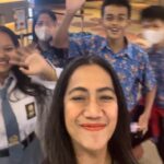 Nia Dinata Instagram - Selamat Hari Sumpah Pemuda! Kalau 95 tahun yang lalu leluhur kita kumpul untuk bersatu, memikirkan cara menjadi maju dan menjadi manusia manusia merdeka, sekarang kami di @kalyanashirafilms fokus ke anak anak muda mulai dari SMP ini untuk bisa fokus menonton film dokumenter panjang (90-120 menit) dari awal sampai akhir tanpa gangguan dalam bioskop. Berkah yang sangat dalam rasanya ketemu mereka di kota Jambi, dan 50ri mereka belum pernsh nonton bioskop. Tapi mereka nonton tiktok. Berkat MC Jambi @sadarasandi yang penuh semangat, penonton muda kami menurut, elok nian dan diskusi film berjalan seru. Usaha kami ini bagaikan sebiji pasir kecil di luasnya pantai dan laut nusantara, semoga bermanfaat bagi sesama🙏🏼 @muarajambi_bertutur pemutaran untuk anak sekolah SMP SMA didukung program #moderasiberagama simbok emban @enyyaqut semangat di manapun darat laut dan udara☕️💃🏻 #sumpahpemuda #muarajambibertutur #genz