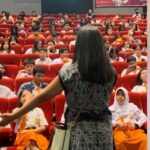 Nia Dinata Instagram - Selamat Hari Sumpah Pemuda! Kalau 95 tahun yang lalu leluhur kita kumpul untuk bersatu, memikirkan cara menjadi maju dan menjadi manusia manusia merdeka, sekarang kami di @kalyanashirafilms fokus ke anak anak muda mulai dari SMP ini untuk bisa fokus menonton film dokumenter panjang (90-120 menit) dari awal sampai akhir tanpa gangguan dalam bioskop. Berkah yang sangat dalam rasanya ketemu mereka di kota Jambi, dan 50ri mereka belum pernsh nonton bioskop. Tapi mereka nonton tiktok. Berkat MC Jambi @sadarasandi yang penuh semangat, penonton muda kami menurut, elok nian dan diskusi film berjalan seru. Usaha kami ini bagaikan sebiji pasir kecil di luasnya pantai dan laut nusantara, semoga bermanfaat bagi sesama🙏🏼 @muarajambi_bertutur pemutaran untuk anak sekolah SMP SMA didukung program #moderasiberagama simbok emban @enyyaqut semangat di manapun darat laut dan udara☕️💃🏻 #sumpahpemuda #muarajambibertutur #genz