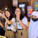 Nia Dinata Instagram - Selamat Hari Sumpah Pemuda! Kalau 95 tahun yang lalu leluhur kita kumpul untuk bersatu, memikirkan cara menjadi maju dan menjadi manusia manusia merdeka, sekarang kami di @kalyanashirafilms fokus ke anak anak muda mulai dari SMP ini untuk bisa fokus menonton film dokumenter panjang (90-120 menit) dari awal sampai akhir tanpa gangguan dalam bioskop. Berkah yang sangat dalam rasanya ketemu mereka di kota Jambi, dan 50ri mereka belum pernsh nonton bioskop. Tapi mereka nonton tiktok. Berkat MC Jambi @sadarasandi yang penuh semangat, penonton muda kami menurut, elok nian dan diskusi film berjalan seru. Usaha kami ini bagaikan sebiji pasir kecil di luasnya pantai dan laut nusantara, semoga bermanfaat bagi sesama🙏🏼 @muarajambi_bertutur pemutaran untuk anak sekolah SMP SMA didukung program #moderasiberagama simbok emban @enyyaqut semangat di manapun darat laut dan udara☕️💃🏻 #sumpahpemuda #muarajambibertutur #genz