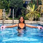 Nia Dinata Instagram - Accepting my menopause stage in life. Yes, I’ve been experiencing a setback like most women, but I’m beginning to learn to turn it into a comeback. Untuk muscle pain & langganan backpain selama tahun lalu, banyak yang bilang, salah satu solusinya adalah angkat beban….padahal aku males weight training, sekarang mulai mencoba belajar menikmatinya. Paling nikmat sih latihan beban di air dengan aquatic dumbell seperti ini. Swipe untuk lihat gerakannya, lumayan berat karena harus jaga keseimbangan di air. Sambil pelan-pelan cari dumbell darat yang sesuai bisa dipakai di rumah aja. Saat ini masih alergi ke gym😀 dan..yang bikin hati senang adalah..sudah mulai jalan pagi lagi yang jauh..lumayan 45 menit jalannya ke hutan belakang sambil petik sayur di kebun @budidaya.jkt . Kayaknya terakhir jalan begini September 2023 pas papap ulang tahun, beneran setelah itu males jalan jauh, gampang pegel, nggak se seterooong dulu! Tapi mari rebut kembali kekuatan itu, perut nggak mesti rata bergaris seperti dulu, yang penting kuat, sehat, untuk diri sendiri dan orang orang tercinta #menopauserelief #niamaste