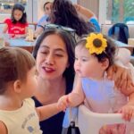 Nia Dinata Instagram – My Sanur & Ubud Play Date🌸 dengan siapa kita berlama lama berinteraksi menentukan kelancaran peredaran setiap sel dan energi yang terserap, lalu terpancar kembali ke siapapun yang ada di sekeliling kita✨ Bermain dengan Kaia & Luma, yang tumbuh cerdas menggemaskan,ngobrol lama tentang perubahan alam semesta dengan Pak Guru Ketut Arsana, juga menjadi guide dadakan untuk tamu kehormatan Kas & Aina, bikin diri mawas tapi ikhlas, karenadi tengah kekacauan dunia, bahagia itu mulai dari hal hal yang paling sederhana💚 #niamaste