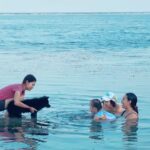 Nia Dinata Instagram – My Sanur & Ubud Play Date🌸 dengan siapa kita berlama lama berinteraksi menentukan kelancaran peredaran setiap sel dan energi yang terserap, lalu terpancar kembali ke siapapun yang ada di sekeliling kita✨ Bermain dengan Kaia & Luma, yang tumbuh cerdas menggemaskan,ngobrol lama tentang perubahan alam semesta dengan Pak Guru Ketut Arsana, juga menjadi guide dadakan untuk tamu kehormatan Kas & Aina, bikin diri mawas tapi ikhlas, karenadi tengah kekacauan dunia, bahagia itu mulai dari hal hal yang paling sederhana💚 #niamaste