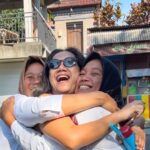 Nia Dinata Instagram – My Sanur & Ubud Play Date🌸 dengan siapa kita berlama lama berinteraksi menentukan kelancaran peredaran setiap sel dan energi yang terserap, lalu terpancar kembali ke siapapun yang ada di sekeliling kita✨ Bermain dengan Kaia & Luma, yang tumbuh cerdas menggemaskan,ngobrol lama tentang perubahan alam semesta dengan Pak Guru Ketut Arsana, juga menjadi guide dadakan untuk tamu kehormatan Kas & Aina, bikin diri mawas tapi ikhlas, karenadi tengah kekacauan dunia, bahagia itu mulai dari hal hal yang paling sederhana💚 #niamaste