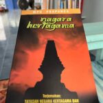 Nia Dinata Instagram – Negara Kertagama, terjemahan dari lontar karya Mpu Prapanca abad 13. Koleksi buku anak bontot ternyata banyak yang belum sempat ku baca. Sampai pupuh XIII tentang kekuasaan, deg degan bacanya. Jarang terjadi kesadaran akan ikhlas, kesadaran akan waktu🙏🏼 #bacaanbermakna #nowreading #homelibrary