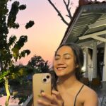Nia Dinata Instagram – Feeling close to the sky and appreciate its beauty; quieting my busy mind is a necessity🙏🏼 Berbagai gradasi warna langit, sebelum dan sesudah terbenamnya matahari. Kali ini menikmati langit dan obrolan nya bersama Ugyen✨ #skygazing #skyphotography #appreciation #noeditneeded #niamaste