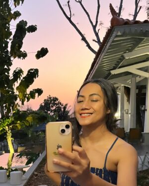 Nia Dinata Instagram - Feeling close to the sky and appreciate its beauty; quieting my busy mind is a necessity🙏🏼 Berbagai gradasi warna langit, sebelum dan sesudah terbenamnya matahari. Kali ini menikmati langit dan obrolan nya bersama Ugyen✨ #skygazing #skyphotography #appreciation #noeditneeded #niamaste