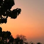 Nia Dinata Instagram – Feeling close to the sky and appreciate its beauty; quieting my busy mind is a necessity🙏🏼 Berbagai gradasi warna langit, sebelum dan sesudah terbenamnya matahari. Kali ini menikmati langit dan obrolan nya bersama Ugyen✨ #skygazing #skyphotography #appreciation #noeditneeded #niamaste