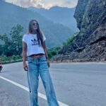 Nia Sharma Instagram - Trekked Right upto the Peak.. (without a 🚁) #chandrashila #tungnathtrek Chandrashila चन्द्रशिला
